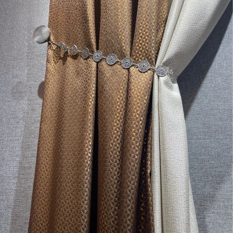Cortina marrón y dorada.
