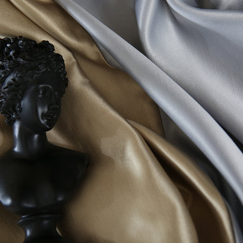 Cortina gris y dorada