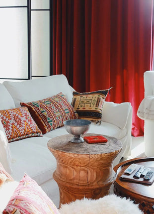Elegante cortina decorativa roja.