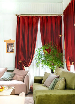 Elegante cortina decorativa roja.