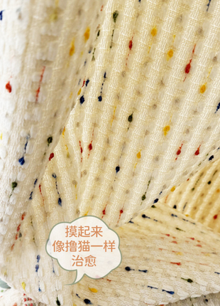The image is a close-up of a fabric with a multicolored, textured pattern. There is a speech bubble containing Chinese text that reads "第一个第二个第三个第四个第五个第元素".