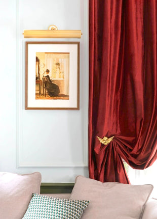 Elegante cortina decorativa roja.