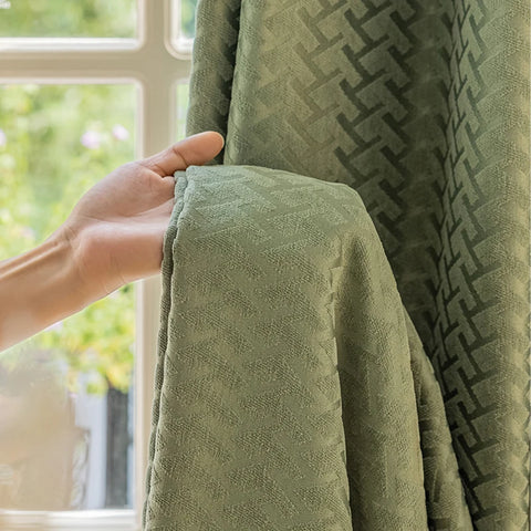 Dormitorio moderno con cortina verde