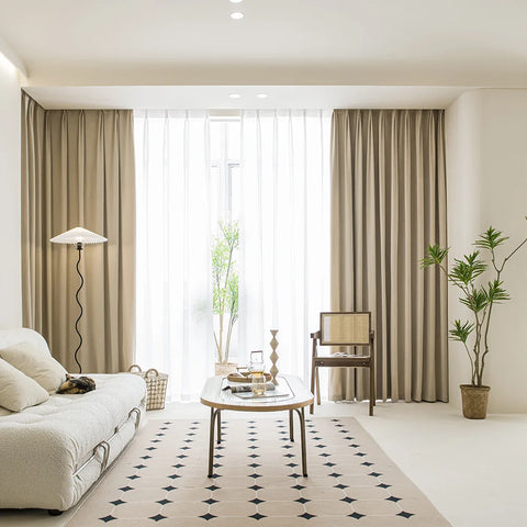 Elegante cortina de terciopelo beige.