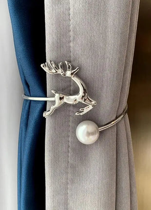 Elegante alzapaños de cortina con ciervos y perlas