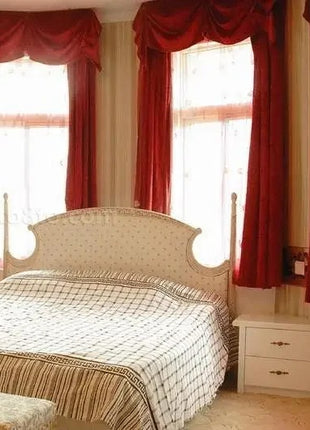 Elegante cortina decorativa roja.