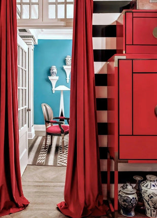 Elegante cortina decorativa roja.