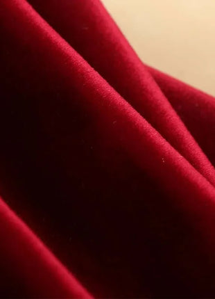 Elegante cortina decorativa roja.